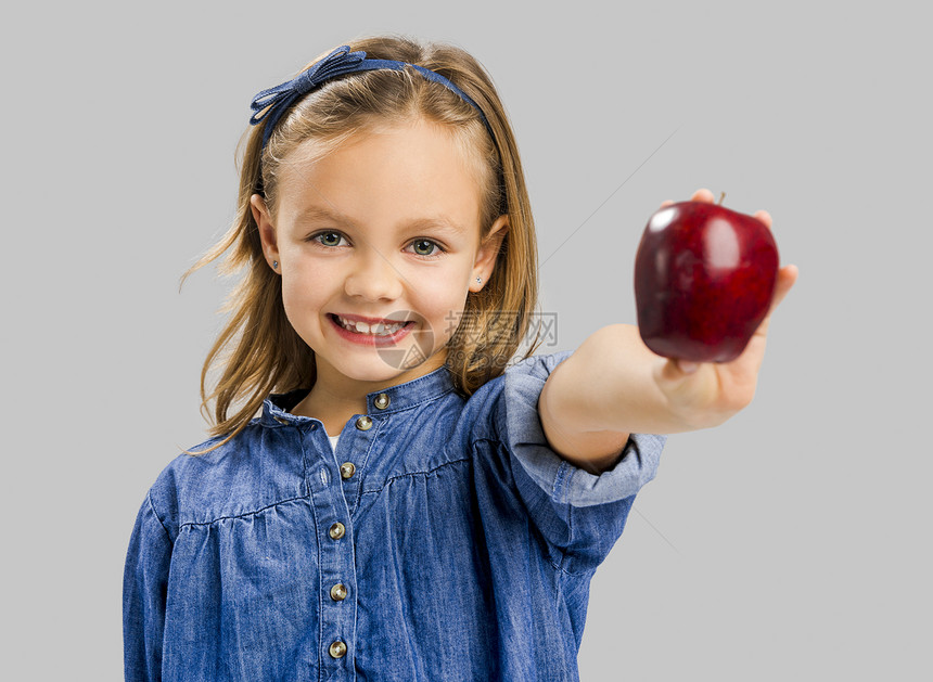 手拿红苹果的可爱女孩图片