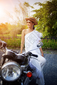 女士漂亮的发动机骑着古老摩托车的年轻美丽亚洲女子图片