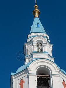 大教堂的钟楼树冠上有一座蓝色圆顶种天空图片