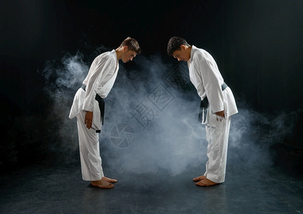 威武男战士白和服中的两只男空手道战斗黑暗背景的拳手关于锻炼武术打架比赛两只男空手道在白和服中战斗oopicapi白色的肌肉发达设计图片
