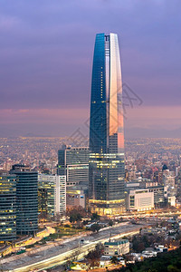 晚上智利圣地亚哥全景普罗维登西亚区建筑物分布于智利天际线建筑学图片
