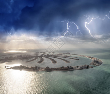 迪拜雷雨天海上风景图片