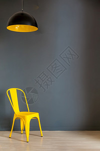 工作室大厅极简主义者客的墙壁用黑色灰和绿黄椅灯泡制成图片