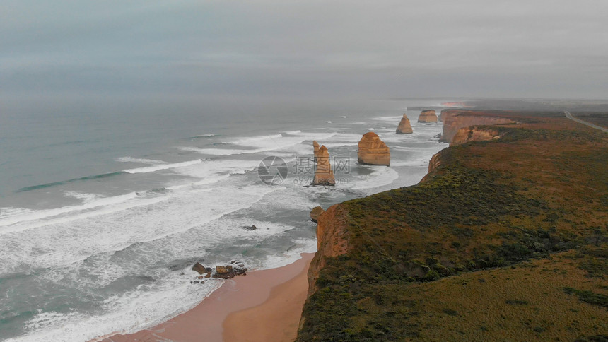 岩石侵蚀自然十二神使在日出维多利亚澳大全景星空观在一片阴云的清晨图片
