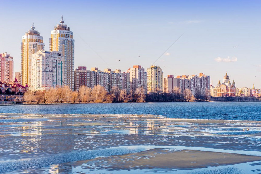 黄色的靠近基辅被冻结的Dnieper河的现代建筑学早晨图片