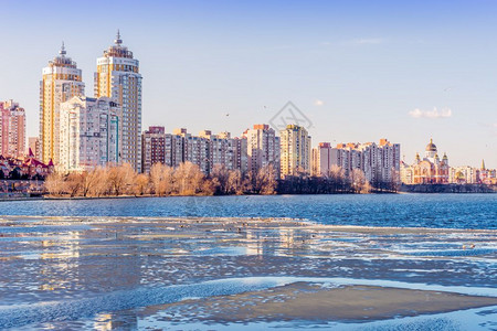 黄色的靠近基辅被冻结的Dnieper河的现代建筑学早晨现代的高清图片素材