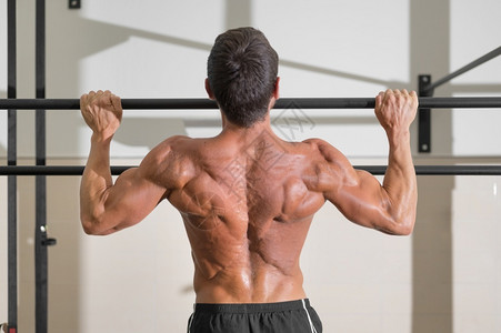 锻炼肌肉健身的成年男子图片