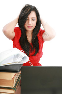 痛坐着年轻疲惫的女商人头疼坐在工作场所的电脑前抱着头桌子图片