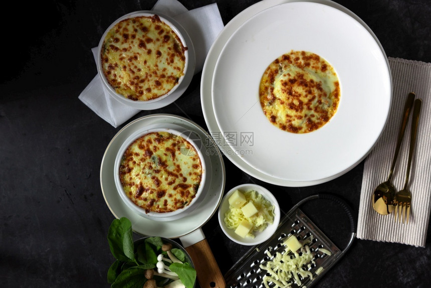 烹饪蔬菜起司菠千层面配奶酪意大利美食风格素千层面图片