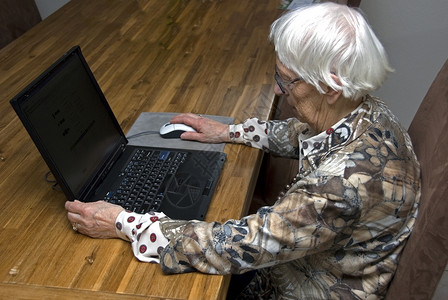 商业养老金互联网80岁以上年长老妇女使用笔记本电脑工作的妇女人数图片