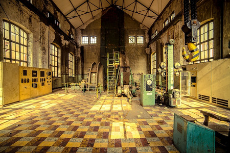 冷清生锈的旧工厂大厅地板上有瓷砖可怕的图片