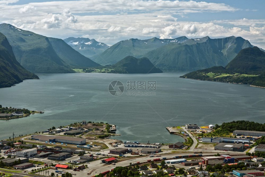 水平的欧洲自然挪威Andalsnes附近山脉的全景在Romsdalsfjorden阳光明媚的天空下挪威Andalsnes周围山脉图片