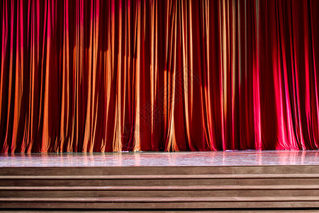 值得点开幕和舞台大厅阶在剧院中灯光丰富多彩木头入口场景背景