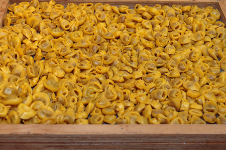 分隔式雅座未熟的托尔特利尼意大面食木环装箱意大利语营养式饺子背景