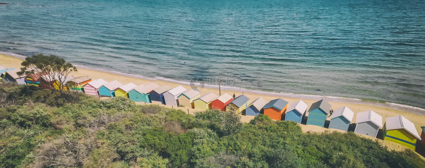澳大利亚维多Brighton海滩多彩小屋的全景空中观察游客吸引人的图片