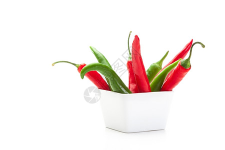 热的美食莎酱白色孤立背景的彩胡椒照片图片