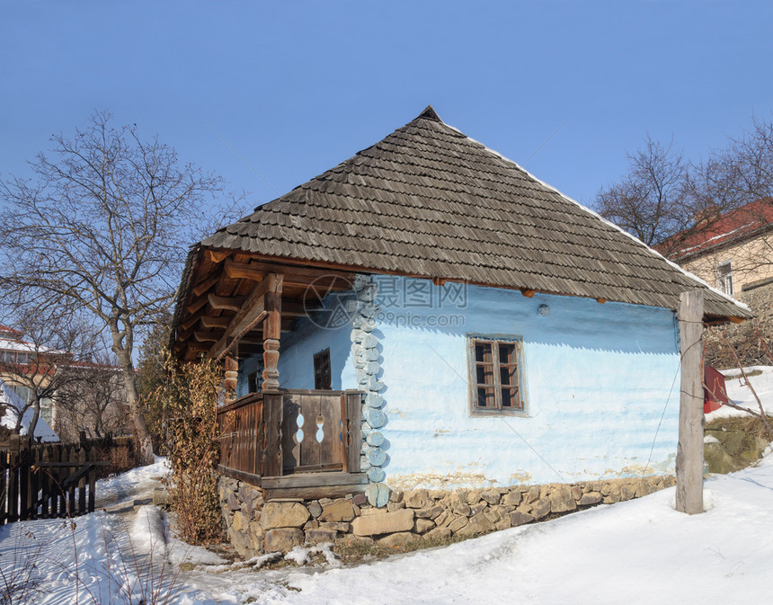 乌克兰Tranccarpathian地区山丘上的旧乌克兰真实住房乌克兰雪木头日哥罗德图片