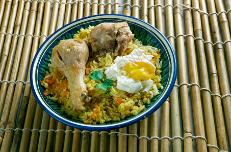 普洛夫Cigitmaplov鸡肉和蛋阿塞拜然美食洋葱午餐图片