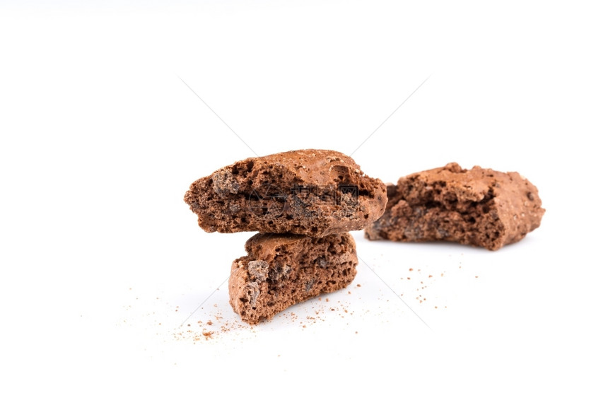 烘烤的饼干脆在白色背景上与巧克力片隔离的Cantuccic图片