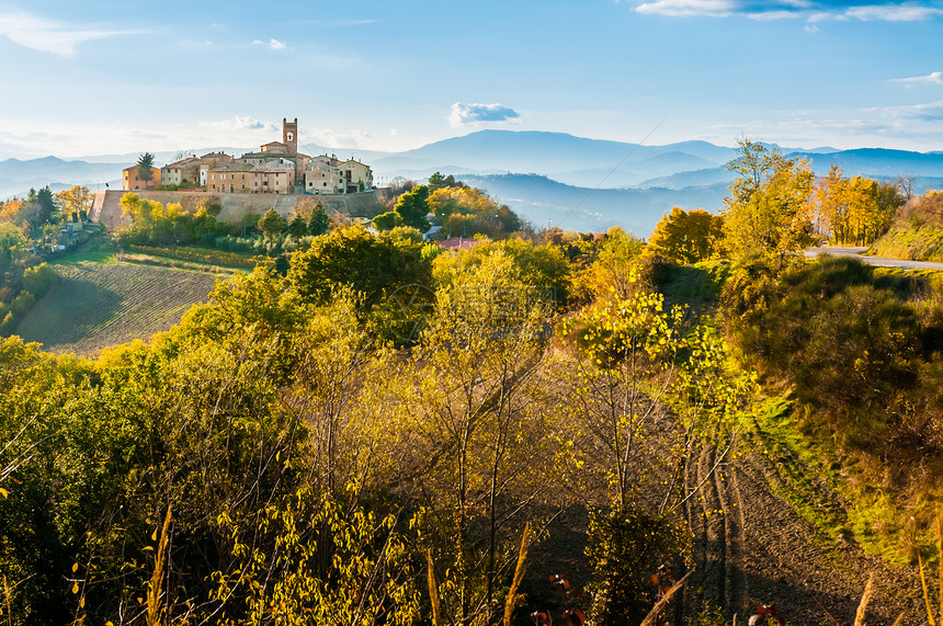意大利马奇地区山丘上的一个小村庄Montefabbri老的自然蒙特法布里图片