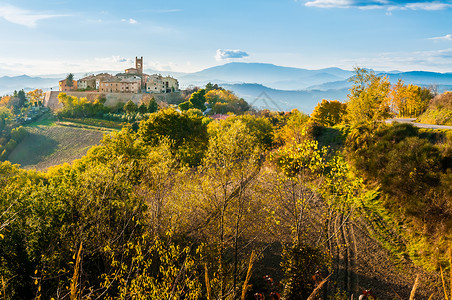 蒙特费尔特罗意大利马奇地区山丘上的一个小村庄Montefabbri老的自然蒙特法布里背景