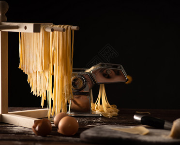 食谱烹饪新鲜准备的塔利阿泰拉面糊用木制干燥的意大利传统餐饮美食图片