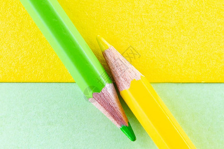 黄色绿色铅笔拼接画面图片