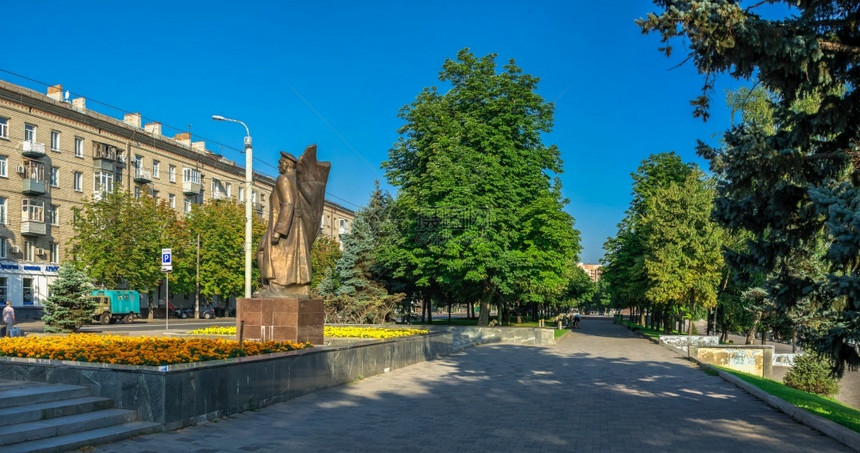 乌克兰第聂伯罗07182阳光明媚的夏日早晨第聂伯罗堤上的马格洛夫纪念碑乌克兰第聂伯罗的马尔格洛夫纪念碑发现乐趣树图片