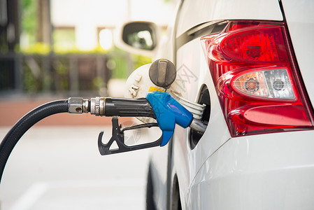 污染一种在加油站将燃料再充装到一辆汽车的油站天图片