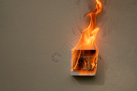 转变混凝土墙上火灾开关触电具体的抽烟高清图片