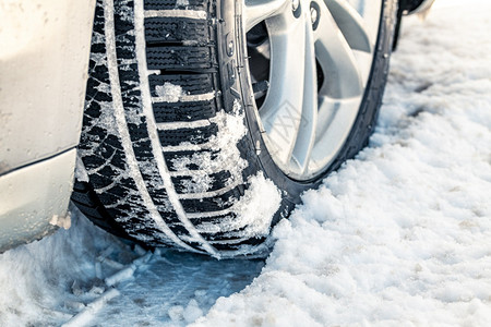 条件冬季在铺有雪的公路上关闭汽车轮胎选取焦点阳光户外图片