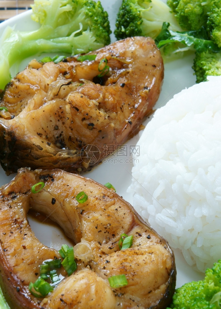 吃香料越南食物给人的食物或配有酱汁的鱼饭焦糖亚洲菜食淡水鱼原料洋葱大蒜胡椒这种美食和味的营养一顿饭图片