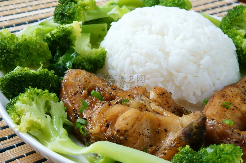 咸味的维越南食物给人的食物或配有酱汁的鱼饭焦糖亚洲菜食淡水鱼原料洋葱大蒜胡椒这种美食和味的营养一顿饭图片