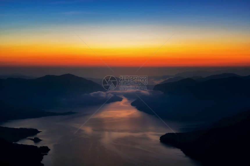 阳光户外美平公园phadaengluang山日出时在大坝中美化山景和水平公园观美平公园亚洲图片