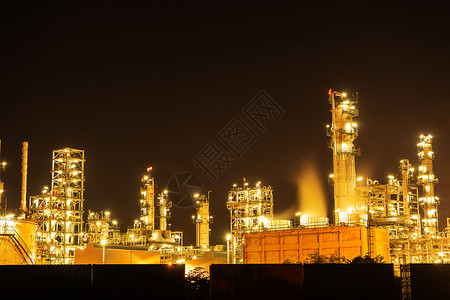 石化力量夜间炼油业与城市的燃料制造商植物图片
