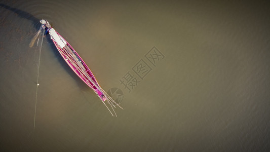 游艇景观夏天空中图像在日落时湖中捕鱼的渔船图片