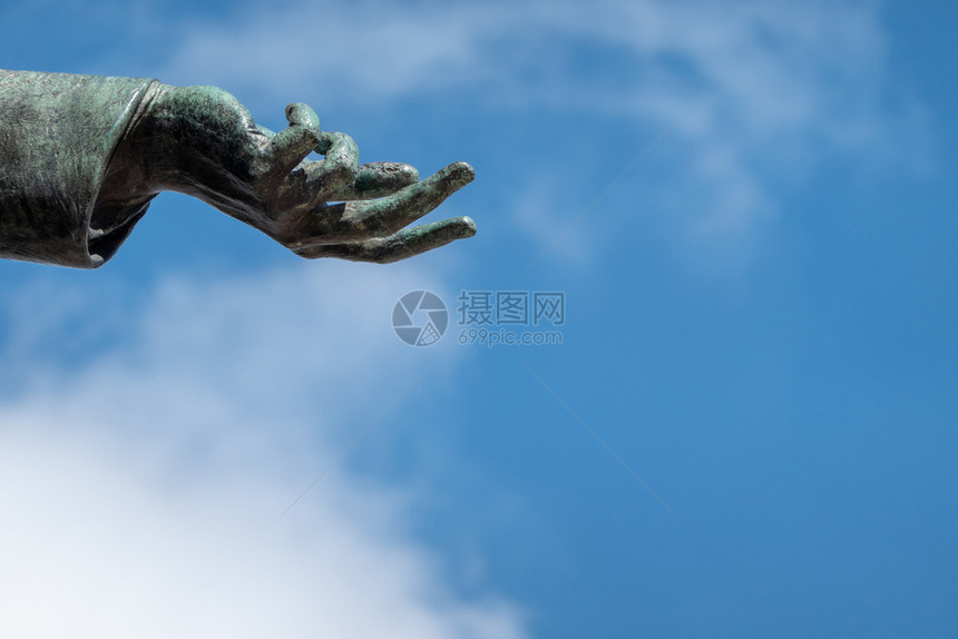 锌铜像的手打开来展示和平的意愿云青铜图片