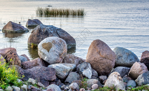 日出湖边画心的石头湖边海风景优美图片