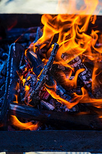 热的烧柴芯片以形成煤炭烧烤前火发光的形式图片