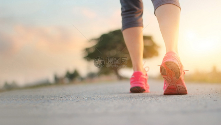 行动活力跑运员妇女以日落背景健康和生活方式概念在农村公路上行走锻炼运动图片