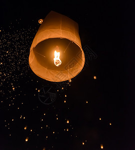 拿着灯笼人热的业鹏火在泰国清迈举行的Lanna佛教传统仪式漂浮灯或Yeepeng仪式设计图片