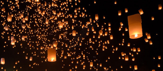清迈白庙在泰国清迈举行的Lanna佛教传统仪式漂浮灯或Yeepeng仪式亚洲人蜡烛火设计图片