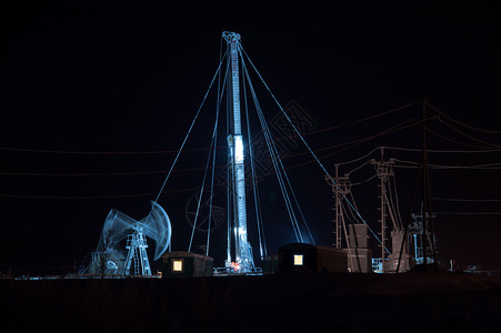 户外钻机生产西伯利亚的油田深夜天空背景油泵插孔和钻井机图片