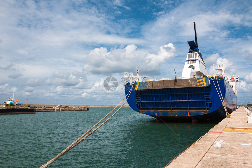 生锈的船Stern和绳子被捆绑在港口的Bollard海岸航的图片
