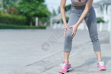 身体受伤女士运动工在跑步时疼痛的女运动员在跑步时疼痛的女运动员图片