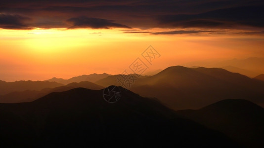 登山云顶日出的风景观冒险图片