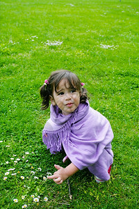 美丽的女孩在青草上玩耍夏天黑发美好的图片