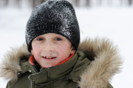 冬季儿童游戏一名身着冬衣的男孩肖像与世隔绝冬天愉快假期图片