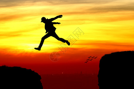 决心跑步一个人从悬崖上跳下自然图片