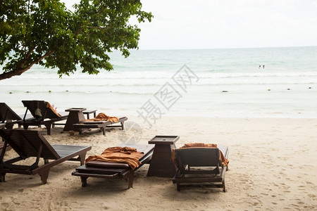 海边沙滩上的沙滩椅图片